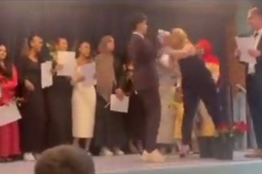 muslim student at graduation refusing to shake hands with female principal