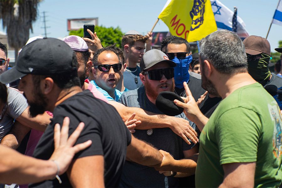 pro-israel and pro-palestine groups clashing at a Los Angeles protest