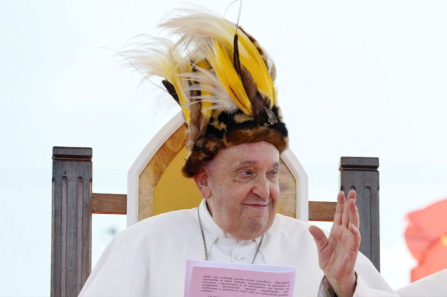 pope francis wearing feathered hat in papua new guinea