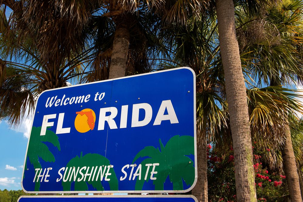 A blue and green sign welcoming people to Florida