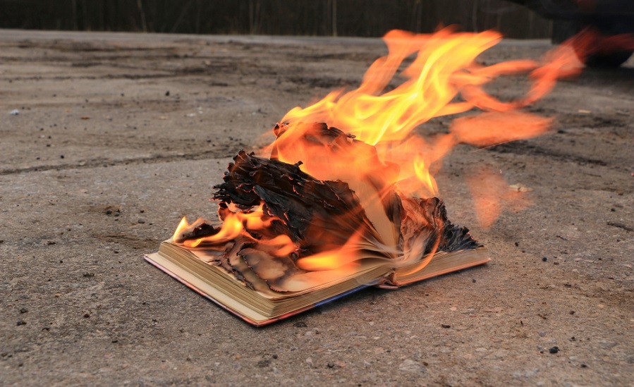 Texas Pastor Burns Book About Atheism, Claims USA is a “Christian Nation”